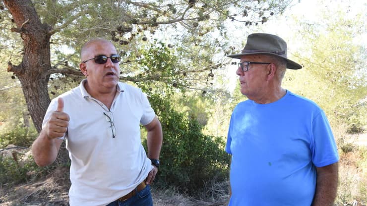 רוצים לשמור על יחסים טובים בין יהודים לערבים. ביני עירון (מימין) ואחמד יזבק (צילום: אביהו שפירא) השטח במג'ד אל-כרום שהפך להתנחלות
