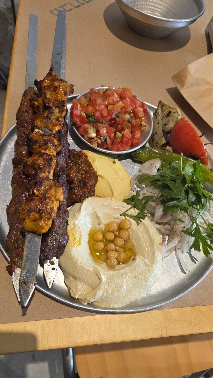 "האלמנט המרשים והחשוב פה הוא מידת הצלייה, וניכר כי ניתן טיפול מדויק, עסיסי ומעולה לבשרים" (צילום: אפיק גבאי) לולוליש