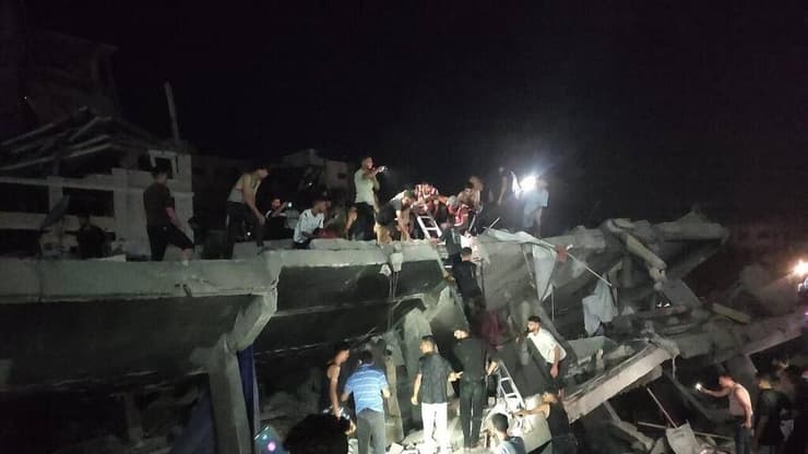 החיפושים אחרי ניצולים לאחר קריסת המבנה הרוגים ונעדרים בקריסת מבנה ששימש למגורי עקורים במערב עזה
