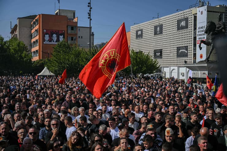 קוסובו פרישטינה מפגינים למען זיכוי ושחרור נשיא לשעבר האשים תאצ'י הורשע ב פשעי מלחמה ב האג