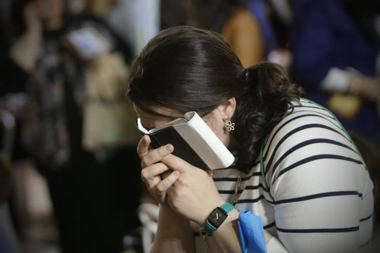אישה מתפללת לקראת יום כיפור, ארכיון (צילום: אלכס קולומויסקי) אישה מתפללת לקראת יום כיפור, ארכיון