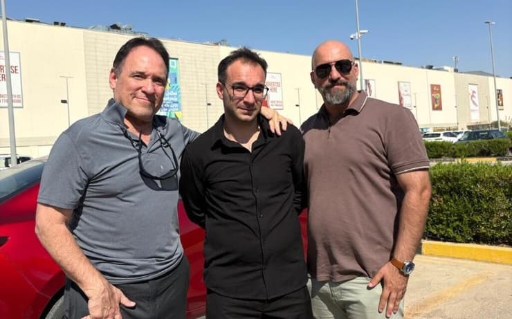 מימין לשמאל: עורך דין מקומי, בן חסין ועו"ד לאווי בן חסין