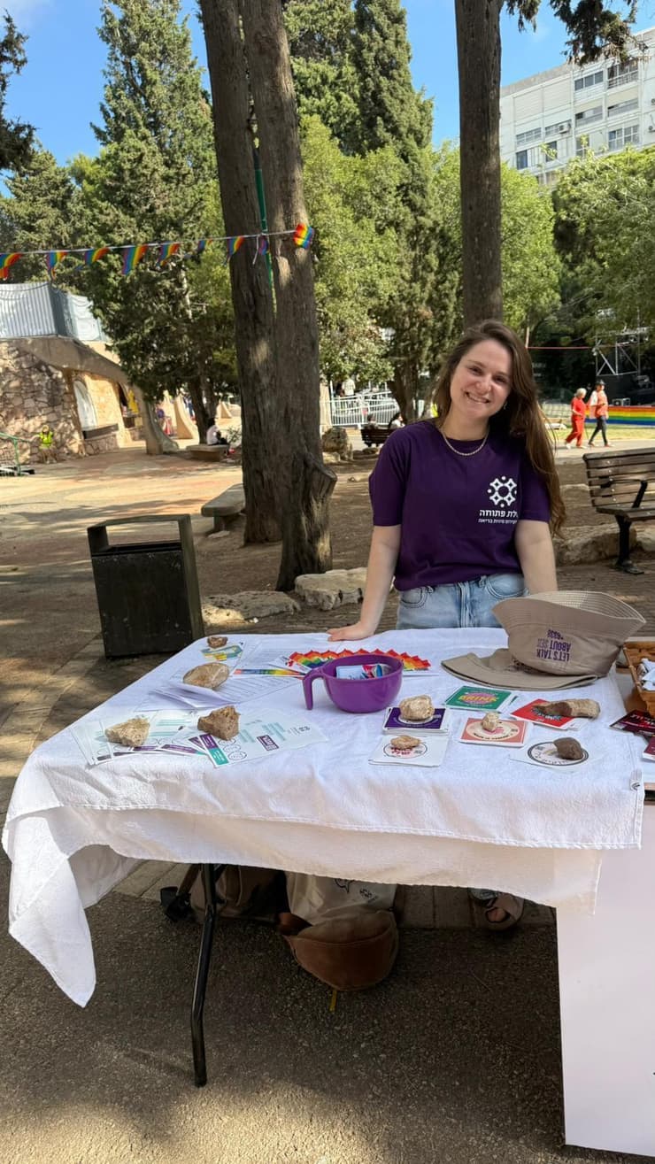 מתנדבת של דלת פתוחה. לכל קהילה יש עובדת סוציאלית שמדברת את שפתה ו (צילום: באדיבות דלת פתוחה) דלת פתוחה