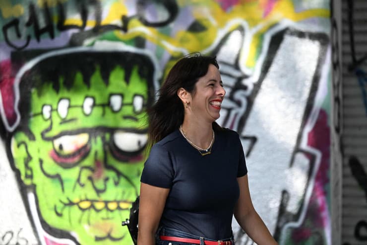 בישיבה שהוקלטה הוצע להצדיק את 7 באוקטובר: "זו התנגדות לפרויקט קולוניאלי" (צילום: Ralf Hirschberger / AFP) גרמניה ברלין אליף ארלפ המנהיגה המקומית של די לינקה ממדאני של ברלין