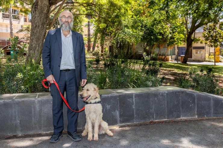 הרב מנחם פרל והכלב הטיפולי (צילום: עידו ארז) הרב מנחם פרל