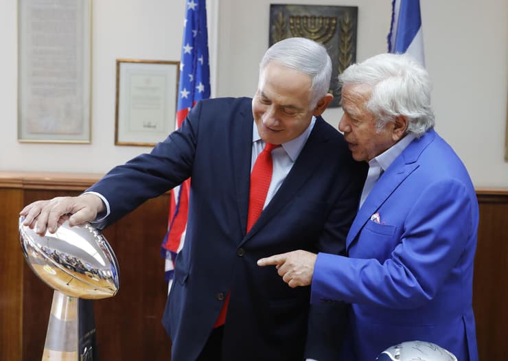 קראפט ונתניהו ב-2019 (צילום: Sebastian Scheiner/AP) קראפט ונתניהו ב-2019