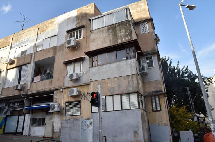 "אי־אפשר לנסות לפתור כל בעיה באמצעות תוספת זכויות בנייה". בניין ישן בצפון הארץ