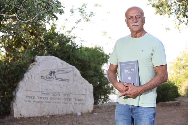 אמל אסעד עם ספרו החדש. "חוק הלאום שלל ממני את תחושת השייכות" (צילום: אלעד גרשגורן) אמל אסעד