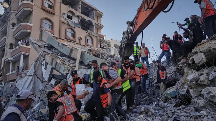 ארגוני הסיוע דורשים שישראל תספק חומרי בנייה. אתר ההרס במערב עזה (צילום: AP Photo/Jehad Alshrafi) הרוגים ונעדרים בקריסת מבנה ששימש למגורי עקורים במערב עזה
