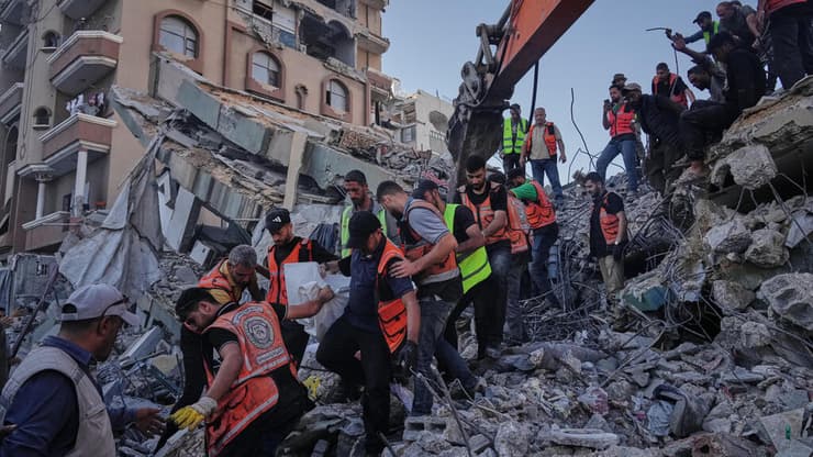 צילום: AP Photo/Jehad Alshrafi הרוגים ונעדרים בקריסת מבנה ששימש למגורי עקורים במערב עזה