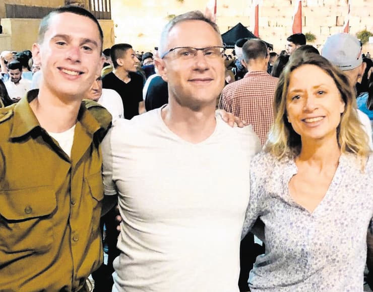 מיכאל ברודסקי עם אשתו רגינה והבן אייל שנפצע בחאן יונס (צילום: אלבום פרטי) מיכאל ברודסקי עם אשתו רגינה והבן אייל שנפצע בחאן יונס