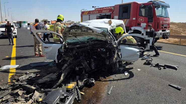 התאונה הקשה בנגב (צילום: דוברות המשטרה) תאונה בנגב