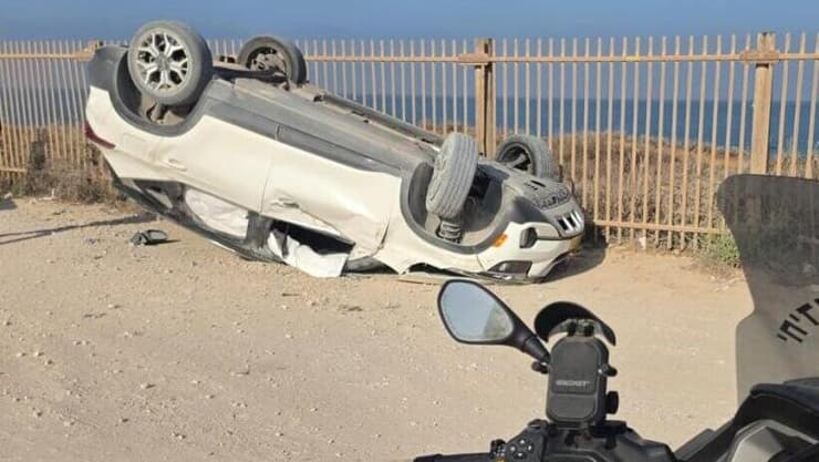 הרכב שהתהפך בדרך אריאל שרון (צילום: תיעוד מבצעי מד"א) הרכב שהתהפך בדרך אריאל שרון
