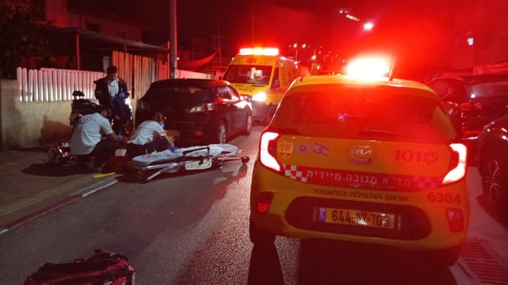 זירת התאונה בנתניה שבה רוכב אופנוע נפצע קשה