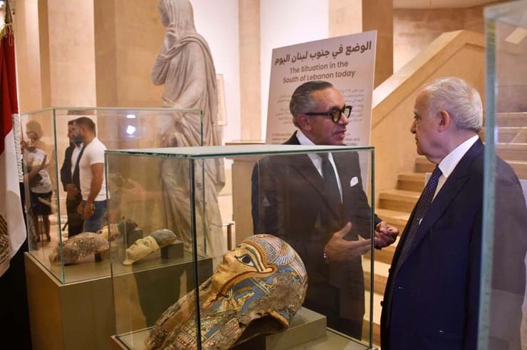 השר הלבנוני והשגריר המצרי ליד הפריטים (צילום: משרד התרבות הלבנוני בפייסבוק) השר הלבנוני והשגריר המצרי ליד הפריטים