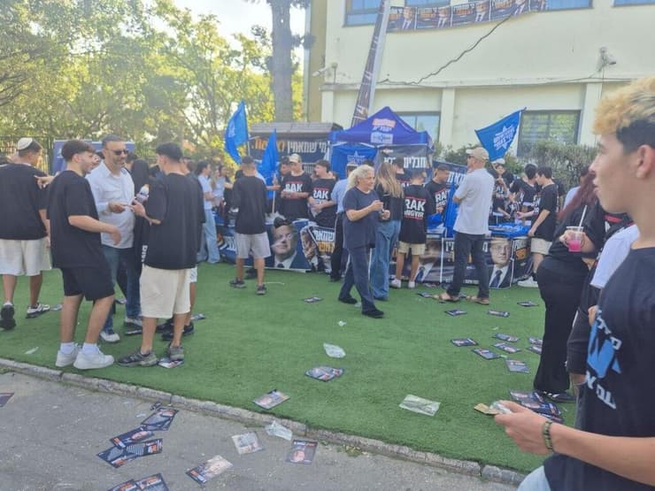 תומכי עוצמה יהודית עם חולצות "רק בן גביר" (צילום: מיקי שמידט) תרגיל בחירות בתיכון "בליך"