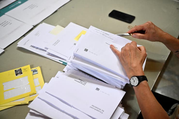 צילום: TT News Agency/Christine Olsson via REUTERS ספירת קולות בחירות שבדיה