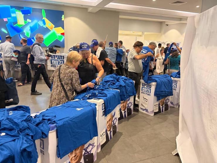 מרצ'נדייס של הליכוד באירוע הרמת הכוסית (צילום : מאיר תורג'מן) מרצ'נדייס של הליכוד