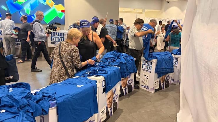 מרצ'נדייס של הליכוד בהרמת הכוסית (צילום : מאיר תורג'מן) מרצ'נדייס של הליכוד