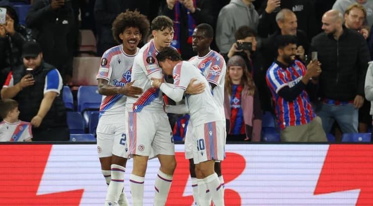 שחקני קריסטל פאלאס חוגגים