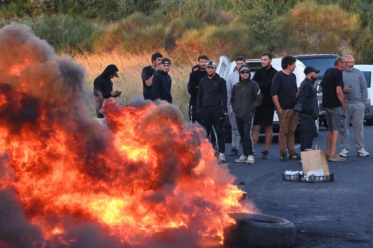 גם היום: מפגינים חוסמים גישה למסוף דלק בדרום צרפת, עם צמיגים בוערים (צילום: Sylvain THOMAS / AFP) 17 בספטמבר מפגינים בדרום צרפת ליד העיר סט חוסמים גישה למסוף נפט עם צמיגים בוערים משבר נפט