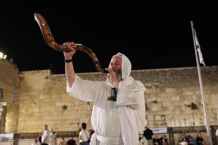 כהן תוקע בשופר ברחבת הכותל המערבי (צילום: אלכס קולומויסקי) כהן תוקע בשופר ברחבת הכותל המערבי