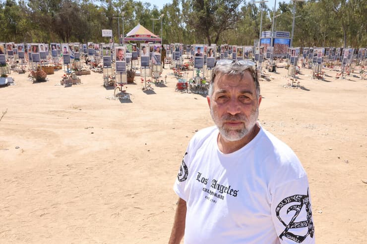 "כואב לי שמשתמשים במשפחות שכולות ובגיבורים". עוז דוידיאן באתר ההנצחה ברעים (צילום: גדי קבלו) עוז דוידיאן