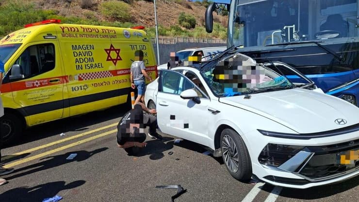 זירת התאונה בנתיבי איילון (צילום: תיעוד מבצעי מד"א) תאונת דרכים בכביש 20