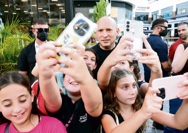 לא ביבי, סבבה. אבל אנחנו לא רואים מישהו אחר. בנט, אשדוד, השבוע (צילום: גדי קבלו) לא ביבי, סבבה. אבל אנחנו לא רואים מישהו אחר. בנט, אשדוד, השבוע | צילום: גדי קבלו