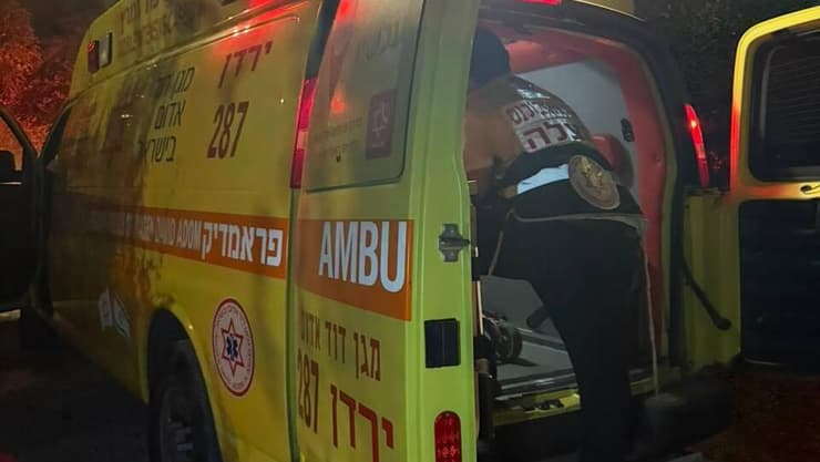 זירת התאונה העצמית בחוף גופרה שבכינרת (צילום: תיעוד מבצעי מד"א) זירת התאונה העצמית בחוף גופרה שבכינרת