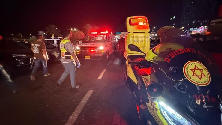 נער נפגע ונהרג מרכב במרכז מסחרי בחדרה (צילום: תיעוד מבצעי מד"א ) נער נפגע ונהרג מרכב במרכז מסחרי בחדרה