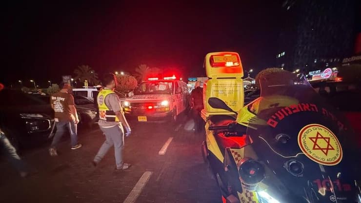צילום: תיעוד מבצעי מד"א נער נפגע ונהרג מרכב במרכז מסחרי בחדרה