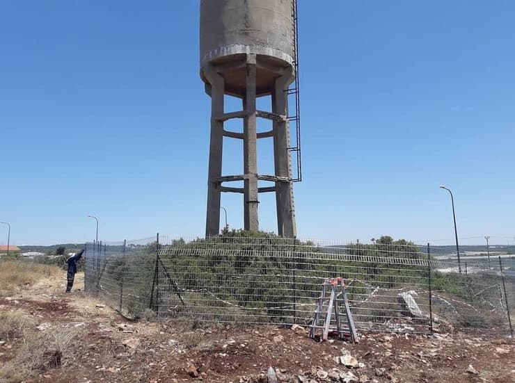 מגדל המים לפני תשע שנים, אחרי הגידור (צילום: רשות מקרקעי ישראל) מגדל המים ההיסטורי בבנימינה קרס