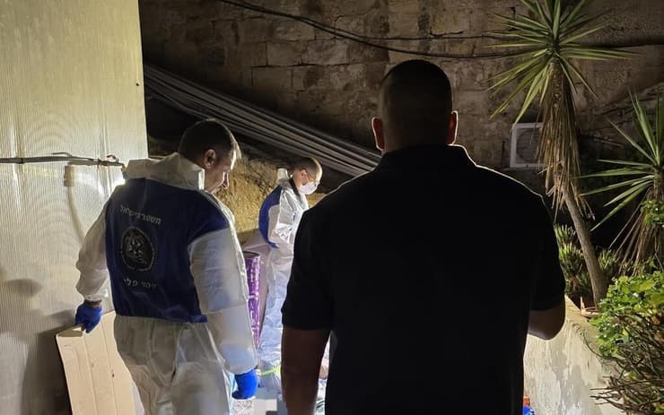 הזירה שבה נמצאה הגופה (צילום: דוברות המשטרה) הזירה שבה נמצאה הגופה במזרח ירושלים
