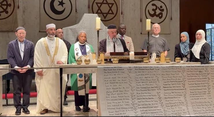 הטקס, שבמהלכו נרשמו שמות נוספים (צילום: Justice For All) מיצג זיכרון לילדים פלסטינים בניו יורק