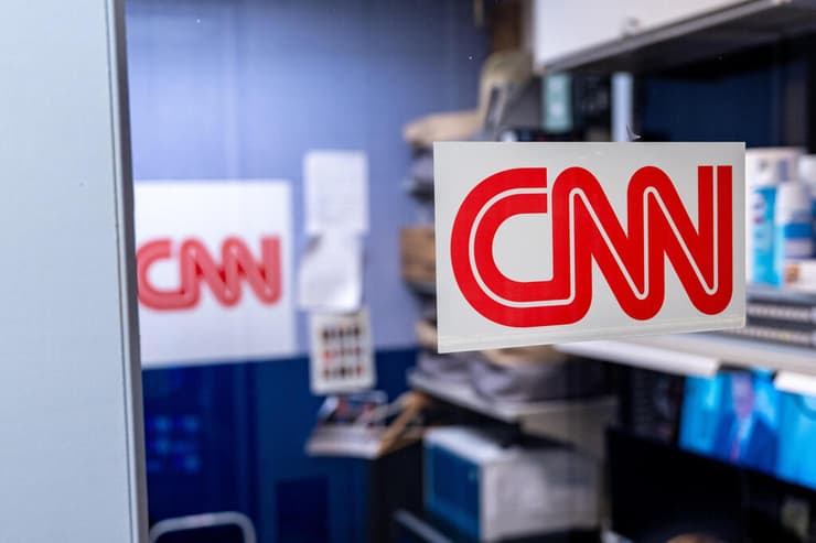 הכניסה למתחם העבודה של CNN בתוך הבית הלבן. עכשיו הוא ריק (צילום: AP Photo/Alex Brandon) דלת עם שלט CNN במתחם העבודה שלה בתוך הבית הלבן לפני שהוחרמה משם על ישי נשיא ארה" טראמפ