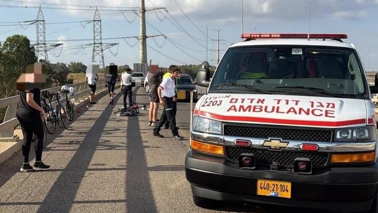 זירת התאונה בכביש 44 (צילום: דוברות מד"א) רוכב אופניים נפצע במהלך רכיבה בכביש 44 סמוך למחלף נשרים.