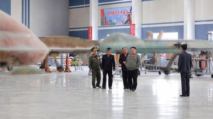 צילום: Korean Central News Agency צפון קוריאה חושפת ייצור המוני של כטבמים מתאבדים בדומה ל"הארופ" הישראלי