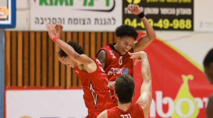 שחקני הפועל גליל עליון חוגגים (יעל קמחי אוראל) שחקני הפועל גליל עליון חוגגים