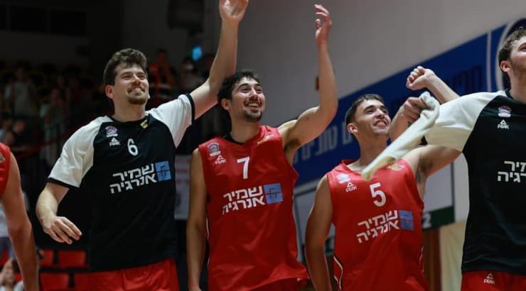 שחקני הפועל גליל עליון חוגגים (יעל קמחי אוראל) שחקני הפועל גליל עליון חוגגים