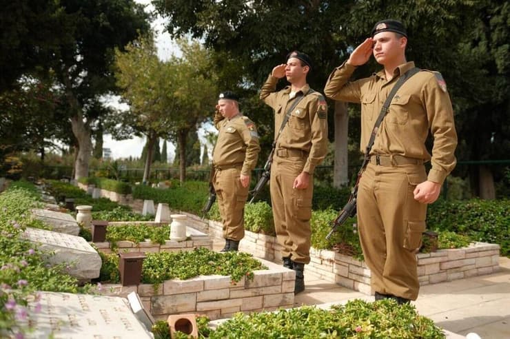 שריונרים מצדיעים מול קברי לוחמי חטיבה 401 שנפלו ב-1973