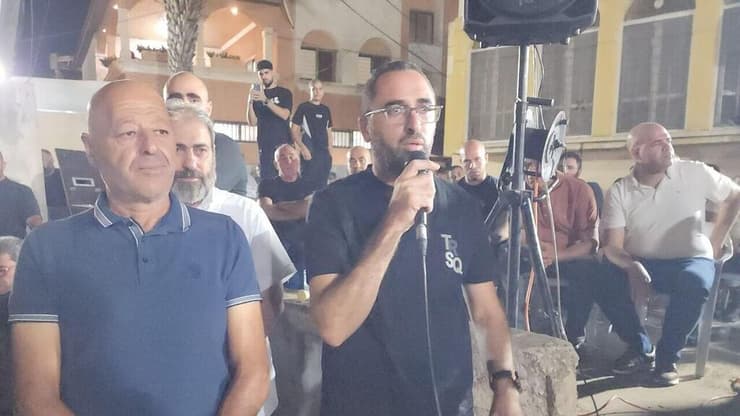 נואמים במהלך המחאה של משפחת אבו מוך נגד הפרוטקשן (צילום: חסן שעלאן ) מאבק משפחת אבו מוך נגד הפרוטקשן