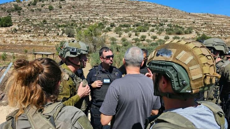 מפקד אוגדת איו"ש תא"ל קובי הלר בזירה (צילום: דובר צה"ל) מאו"ג איו"ש בזירת הפיגוע בנווה צוף
