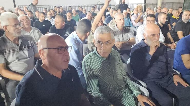 "החלטנו לא לשלם שקל". כינוס של משפחת אבו מוך נגד הפרוטקשן (צילום: חסן שעלאן ) מאבק משפחת אבו מוך נגד הפרוטקשן