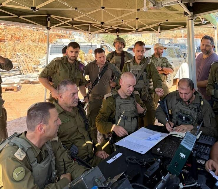 הרמטכ"ל רב-אלוף אייל זמיר בהערכת מצב עם מפקד פיקוד המרכז, אלוף אבי בלוט מפקד אוגדת איו״ש, תת-אלוף קובי הלר ונציגי שב״כ ומשטרה