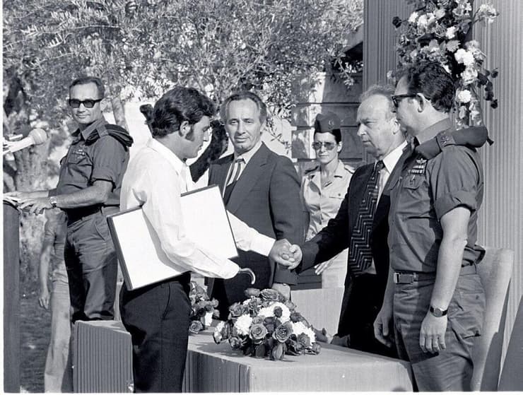 לוי מקבל את עיטור הגבורה מראש הממשלה רבין, הרמטכ"ל גור ושר הביטחון פרס. "פתאום הרגשתי רצון להישאר בכל זאת בחיים" (צילום: דוד רובינגר) לוי מקבל את עיטור הגבורה מראש הממשלה רבין, הרמטכ"ל גור ושר הביטחון פרס