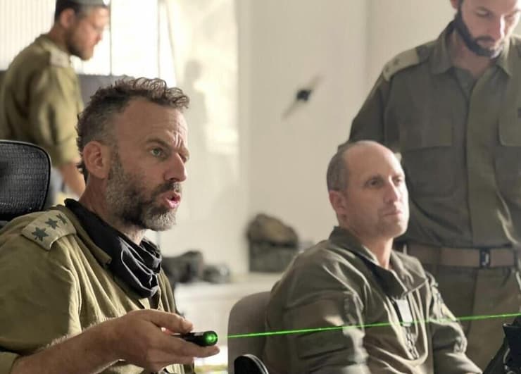 דאובה עם מח"ט גולני יאיר פלאי, בתמרון בעזה. "קצין, כשיש לחימה, יוצא להילחם. ואם צריך, גם למות" (צילום: אוסף פרטי) חנוך דאובה עם מח"ט גולני יאיר פלאי בתמרון בעזה