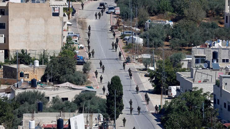 כוחות צה"ל בכפר בידו, אחרי הפיגוע (צילום: AFP) פשיטת צה"ל בעיירה בידו