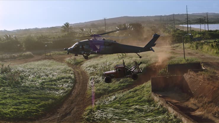 סלע מחזיק מסוק. מתוך "מהיר ועצבני: הובס ושואו" (צילום: באדיבות yes) מתוך "מהיר ועצבני: הובס ושואו"