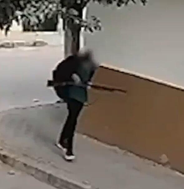התלמיד צועד עם הרובה שלקח מסבא. הבעלים וההורים נעצרו טורקיה מסע ירי בית ספר תלמיד פתח באש